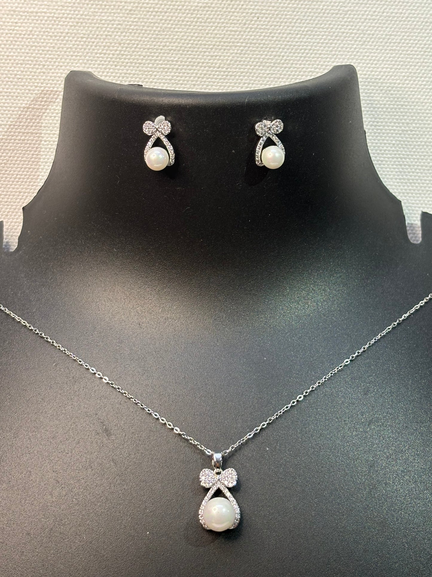 Silver Pearl Bow Necklace Set